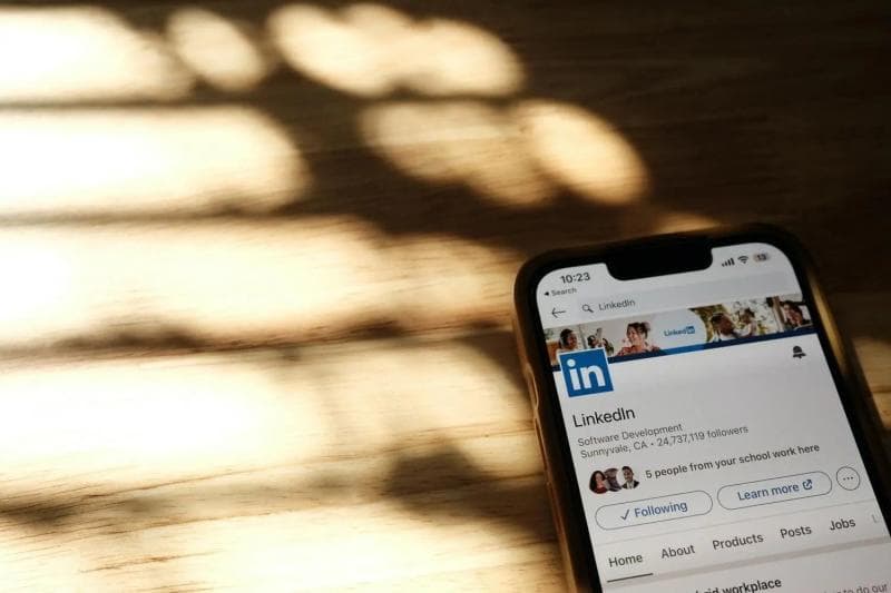 Para pencari kerja pasti sudah akrab dengan aplikasi LinkedIn. (Pexels)