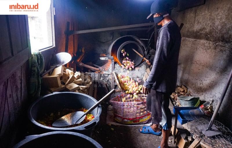 Proses penggorengan kerupuk tayamum menggunakan pasir dan kompor yang dirancang khusus.&nbsp;(Inibaru.id/ Sekarwati)