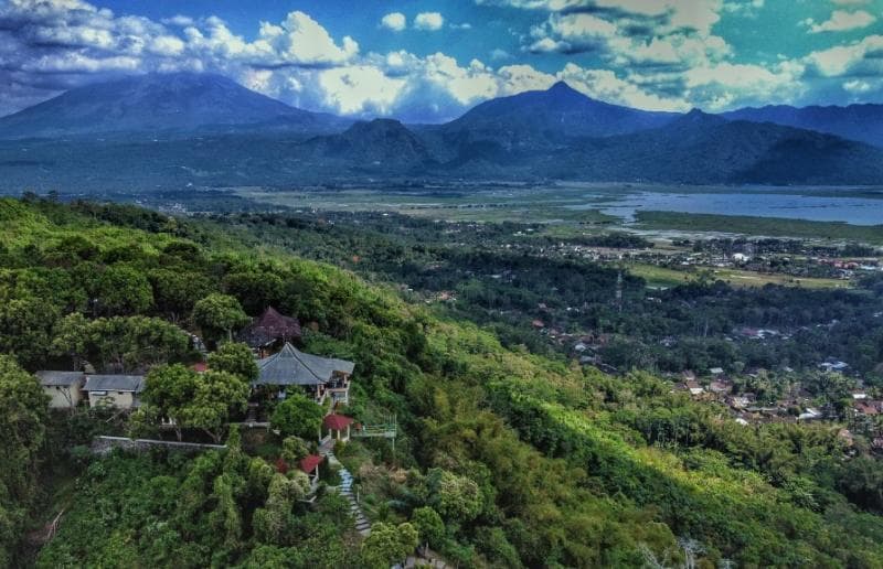 Pemandangan di atas awan yang tersaji di Goa Rong View. (Kabsemarangtourism)