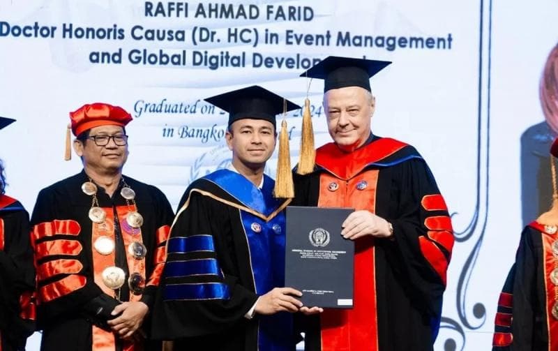 Beberapa waktu lalu, Raffi Ahmad mendapat Gelar Doktor Kehormatan atau Honoris Causa (HC) dari&nbsp;Universal Institute Professional of Managemnet (UIPM). (Instagram: @raffinagita1717)