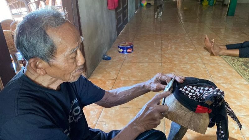 Sosro Warsito, pengrajin blangkon dari Gunungkkidul. (Pidjar/Arista Putri)