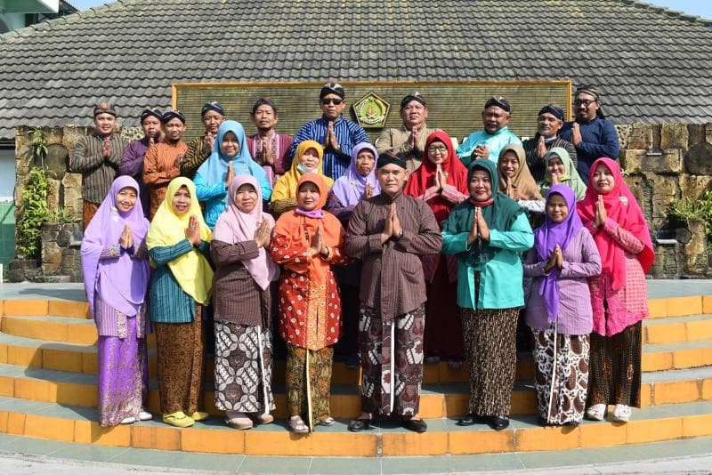 Pemesanan blangkon meningkat semenjak Kamis Pahing dijadikan hari di mana pakaian adat Jawa wajib dikenakan di Jogja. (seputarjogja)