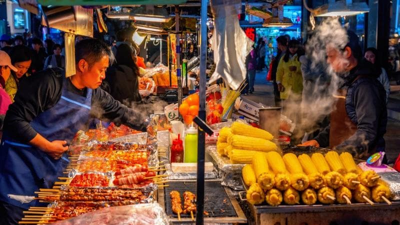 Makanan ringan khas Korea yang dijual di pinggir jalan menjadi magnet bagi wisatawan luar negeri. (Medium/Sidechef)