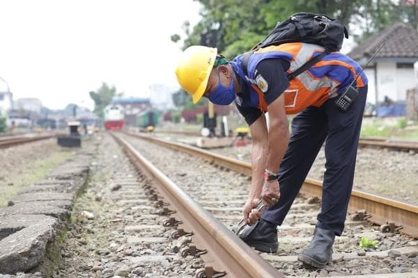 KAI Daop 4 Semarang menerjunkan ratusan Petugas Pemeriksa Jalur (PPJ) untuk memastikan perjalanan KA aman. (dok. KAI&nbsp; via Detik)