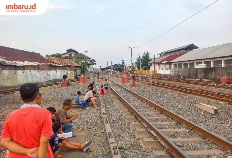 Ternyata ada banyak fungsi tumpukan kerikil di rel kereta api. (Inibaru.id/Fitroh Nurikhsan)