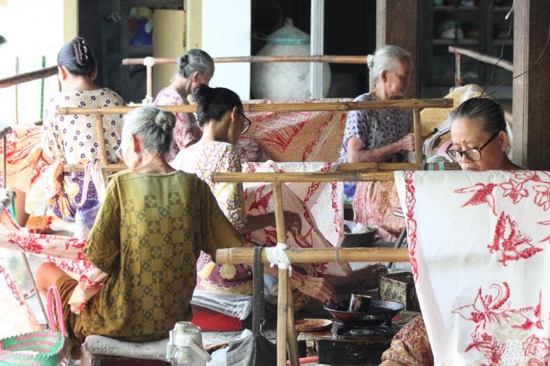 Beberapa pekerja paruh baya terlihat dengan tekun bekerja di Rumah Batik Nyah Kiok Lasem. (Inibaru.id/ Imam Khanafi)