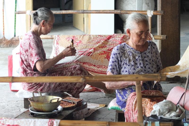 Para pembatik di Rumah Batik Nyah Kiok Lasem rata-rata telah berusia lanjut. (Inibaru.id/ Imam Khanafi)