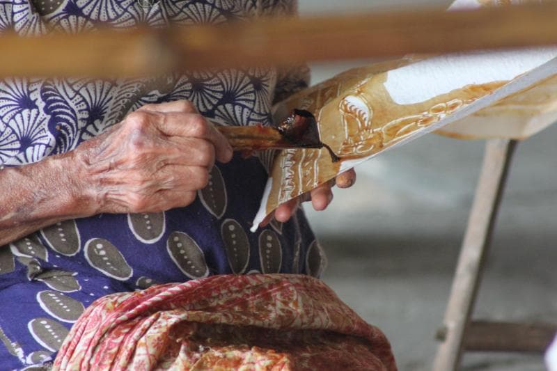 Lantaran sudah melakukannya selama bertahun-tahun, para pekerja di Rumah Batik Nyah Kiok nggak perlu menggambar pola sebelum mulai nyanting. (Inibaru.id/ Imam Khanafi)