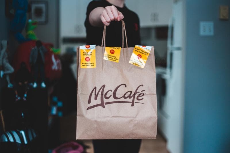 Jaga kebersihan makanan delivery kamu ya, Millens. (Unsplash/Erik McLean)