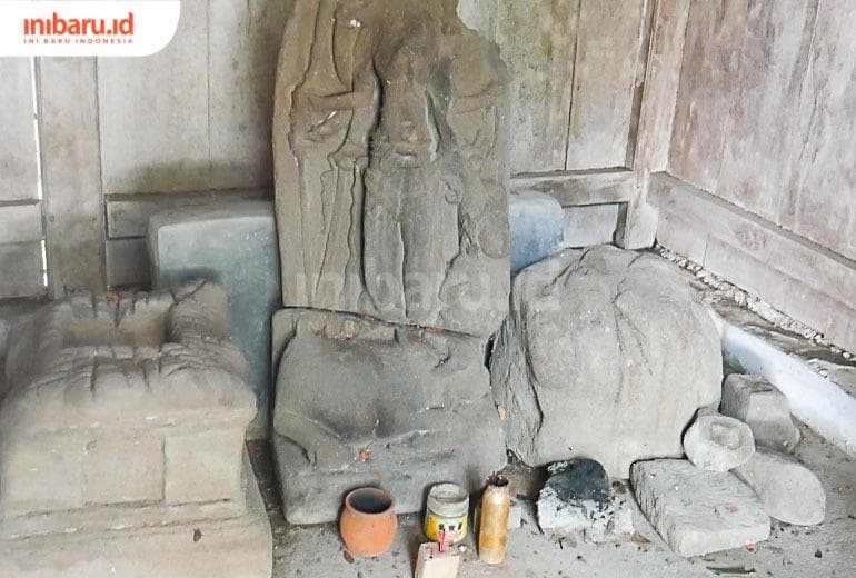 Situs Mbah Kopek, arca Hindu di tengah makam Desa Pidodo, Kecamatan Karangtengah, Demak. (Inibaru.id/ Sekarwati)