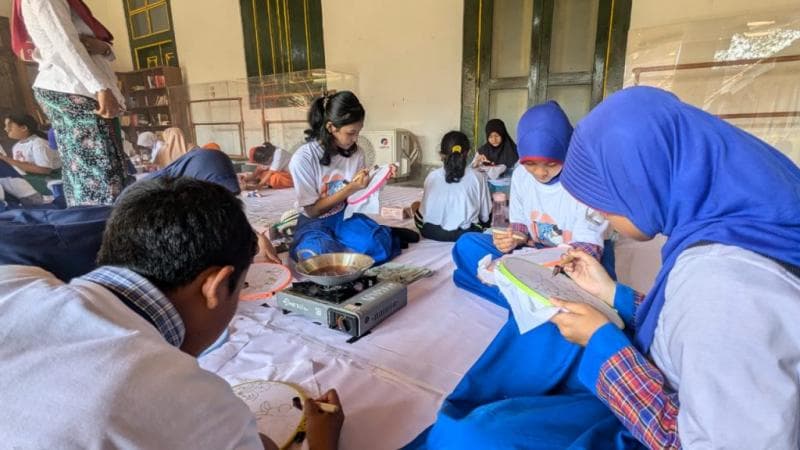 Ratusan siswa SD dan SMP diajak belajar menari dan membatik di Pendapa Museum Kartini, Kamis (10/10/2024). (Dinkominfo Rembang)