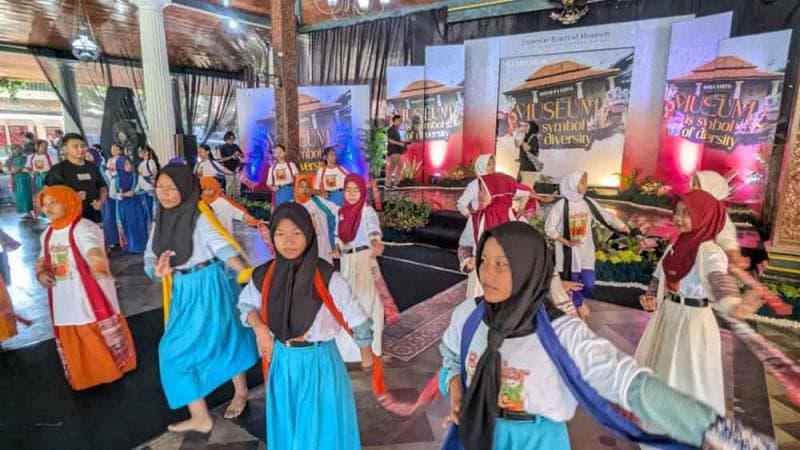 Para siswa SD dan SMP mengikuti pelatihan menari di Pendopo Museum Kartini, Kamis (10/10/2024). (Rembangkab.go.id)