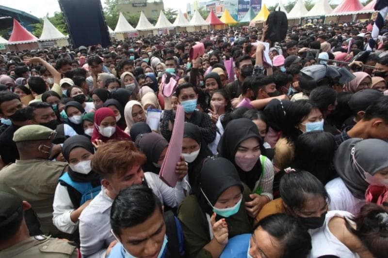 Banyak orang kesulitan mencari kerja gara-gara adanya persyaratan batas usia dan penampilan kerja di lowongan kerja. (Antara/Ilham Yude Pratama)