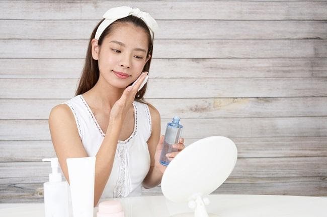 Meski skincare berbahan aman, tapi nggak sesuai dengan klaim. (Alodokter)