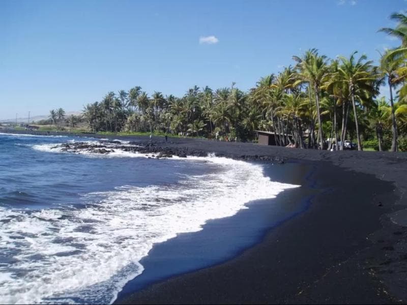 Pasir pantai bisa dijadikan bahan bangunan nggak, ya? (Pinterest)