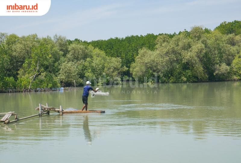 Nggak cuma memancing, warga juga acap menangkap ikan dengan jala di muara Sungai Barijah, Desa Timbulsloko, Kecamatan Sayung, Kabupaten Demak.&nbsp;(Inibaru.id/ Sekarwati)