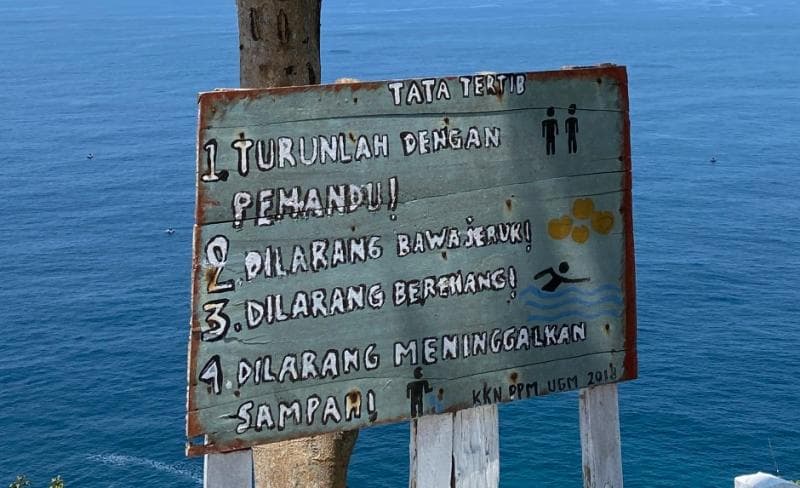 Larangan di Pantai Kedung Tumpang, termasuk larangan membawa jeruk. (X/andrigunardiii)