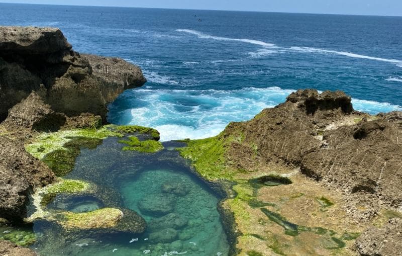 Tebing Pantai Kedung Tumpang, lokasi satu orang terseret ombak dan kemudian hilang. (X/andrigunardiii)