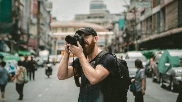 Flashpacker kerap membekali diri dengan gawai "fancy". (Unsplash/Jacob Owens)