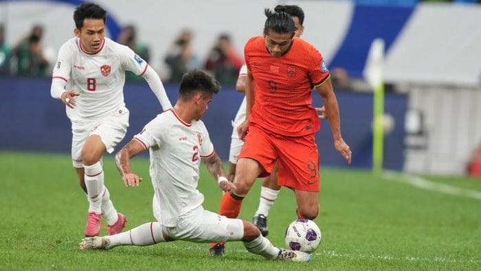 Meski kalah dari Tiongkok, peluang Timnas Indonesia lolos Piala Dunia 2026 masih ada. (Getty Images/Fred Lee)