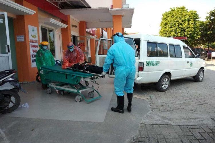 Korban percobaan bunuh diri langsung dibawa di RSUD Cepu. (Dok. Polsek Cepu)<br>