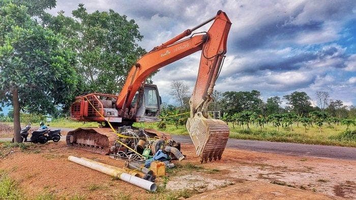 Mulai Senin besok (21/10) alat berat bakal kena pajak. (Posbelitung)