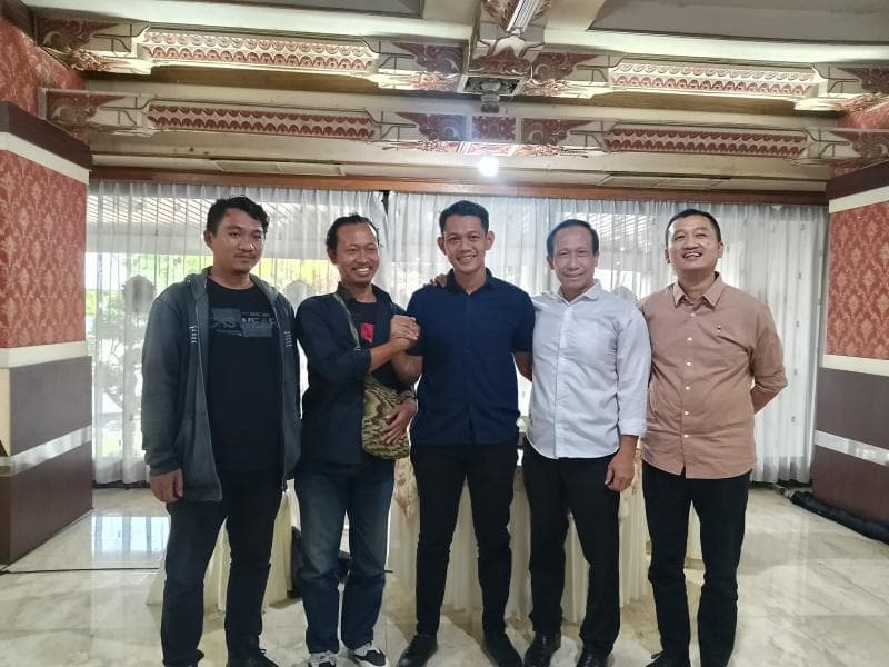 Seorang wartawan Wisnu dan Ajudan Pj Gubernur Jateng Tri Antoro (tengah) memenuhi permintaan maaf terbuka di Pemprov Jateng. (Inibaru.id/ Danny Adriadhi Utama)