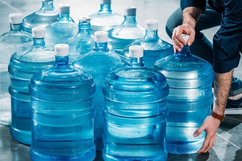 Kemasan galon air minum yang terpapar cahaya matahari langsung suhunya akan meningkat dan membuat pelepasan zat BPA. (Shutterstock/Lightfield Studios)