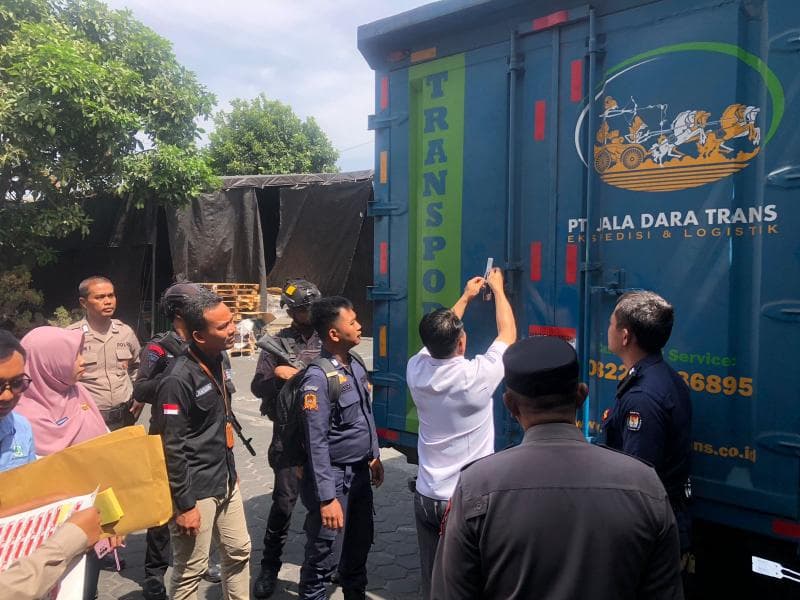 Tim logistik tengah melakukan distribusi logistik surat suara Pilkada dengan dikawal Petugas Brimob Polda Jateng dilengkapi senjata laras panjang. (Polda Jateng)