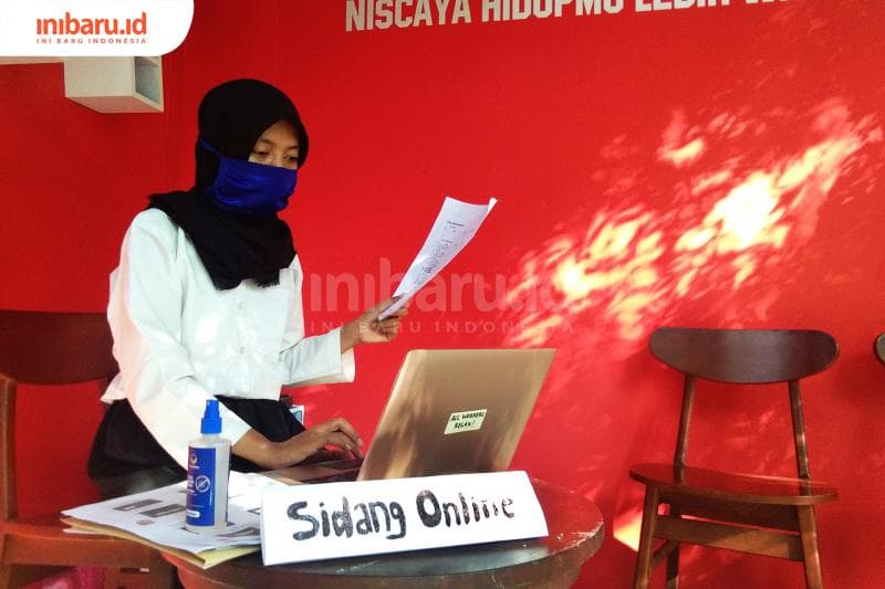 Sidang skripsi secara online memerlukan koneksi jaringan yang baik. (Inibaru.id/ Triawanda Tirta Aditya)<br>