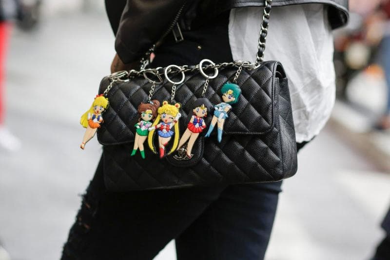 Tren bag charm berawal dari tahun 2000-an. (fashion magazine)