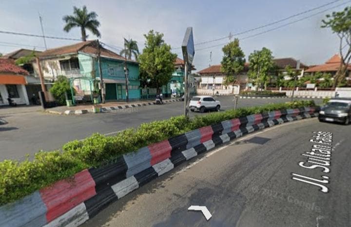 Sisi selatan Alun-alun Demak sudah dipenuhi bangunan. (Google Street View)