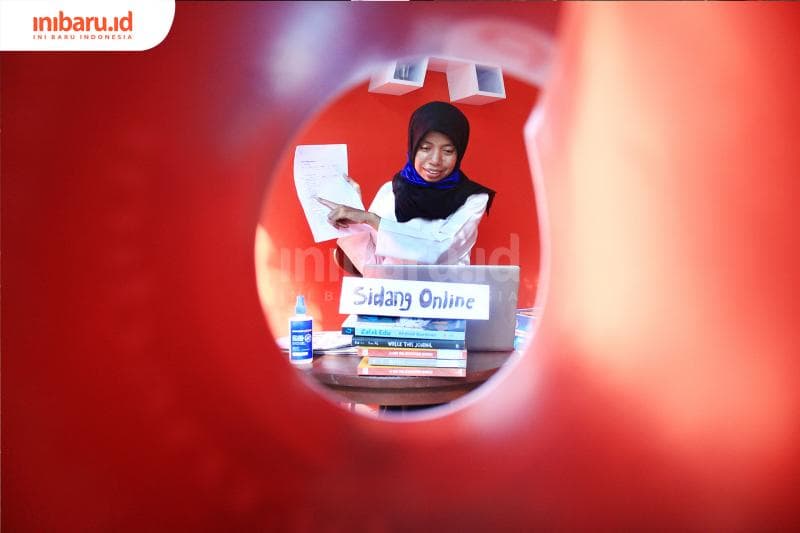 Gunakan aplikasi dan perangkat yang mendukung selama sidang skripsi online. (Inibaru.id/ Triawanda Tirta Aditya)