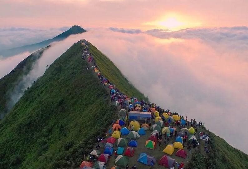 Pemandangan matahari terbit di Gunung Andong. (Fimela/IG/Wizdan_ins)