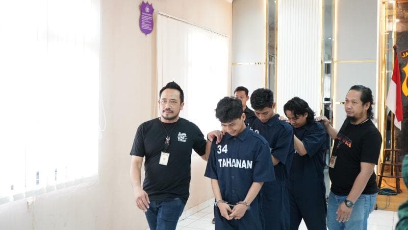 Polisi amankan anggota gengster yang melakukan tawuran di Semarang, Rabu (23/10). (Inibaru.id/ Danny Adriadhi Utama)