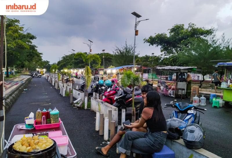 Berbagai UMKM penjual street food menjadi andalan pengunjung Taman Balai Jagong untuk mengganjal perut. (Inibaru.id/ Sekarwati)&nbsp;