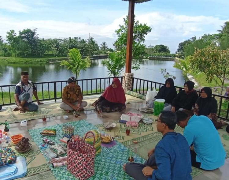 Sejumlah warga piknik di tepi Embung Kaliaji. (Jogjakeren)