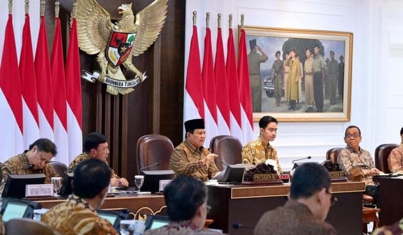 Presiden Prabowo Subianto memimpin Sidang Kabinet Paripurna perdana di Ruang Sidang Kabinet, Jakarta, pada Rabu (23/10). (BPMI Setpres/Muchlis Jr)