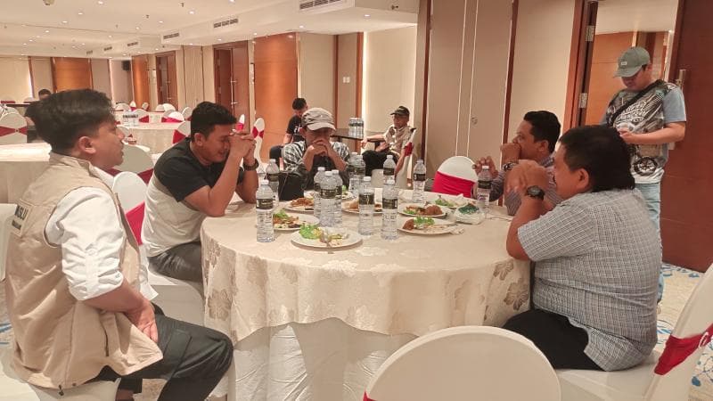 Sejumlah kepala desa berkumpul di sebuah hotel di Kota Semarang saat digerebek Bawaslu. (Dok Bawaslu/Melihat Indonesia)