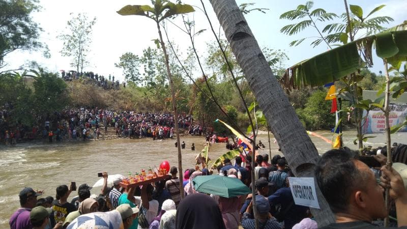 Warga Desa Karanglangu dan Ngombak yang dipisah Sungai Tuntang rutin menggelar tradisi ini. (Pramuka.id)