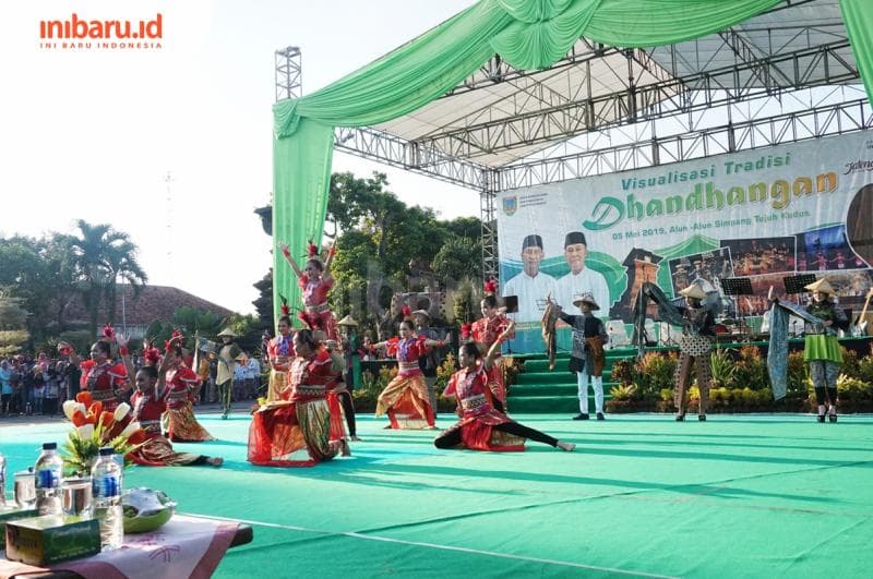 Tari Gusjigang turut memeriahkan acara Visualisasi Tradisi Dhandhangan, Minggu (5/5/2019) di Alun-Alun Simpang 7 Kudus. (Inibaru.id/ Ida Fitriyah)