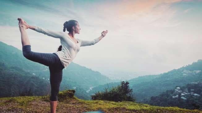 Latihlah tubuh untuk bisa berdiri dengan satu kaki selama 10 detik. (Shutterstock)