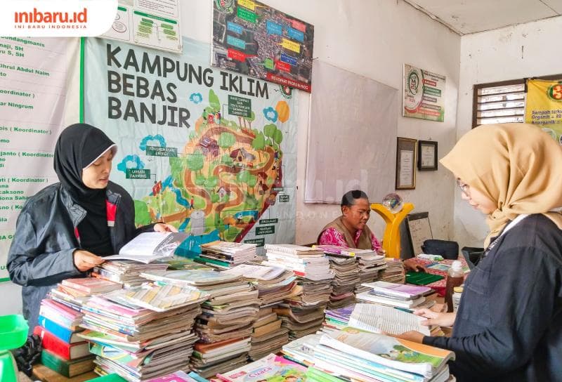 Pengunjung datang ke Bank Sampah Ganis Mulyo untuk belajar pengolahan sampah dan literasi lingkungan. (Inibaru.id/ Sekarwati)