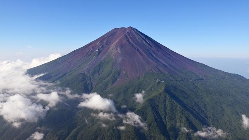 Gunung Fuji tanpa salju. (Stringer/Kyodo News/Getty Images)