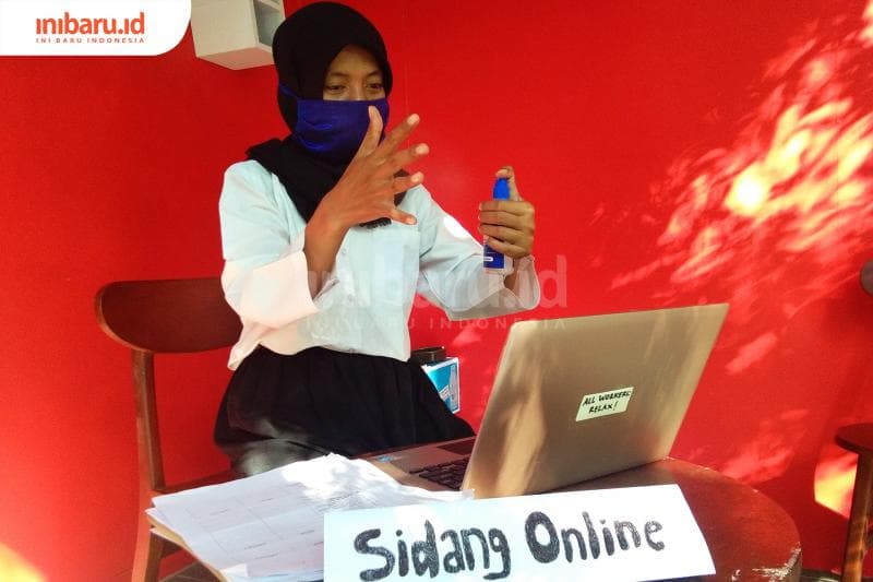 Sidang skripsi online selama pandemi corona. (Inibaru.id/ Triawanda Tirta Aditya)<br>