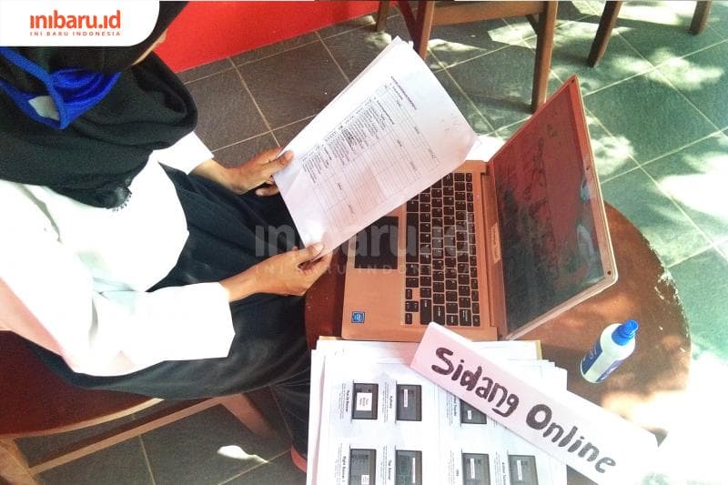 Tensi gugup saat sidang skripsi online lebih kecil. (Inibaru.id/ Triawanda Tirta Aditya)