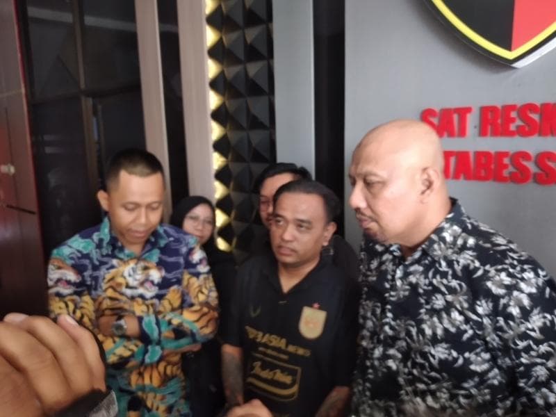 Kepareng (tengah) bersama kuasa hukumnya memberikan keterangan saat istirahat menjalani pemeriksaan penyidik polisi. (Inibaru.id/ Danny Adriadhi Utama)