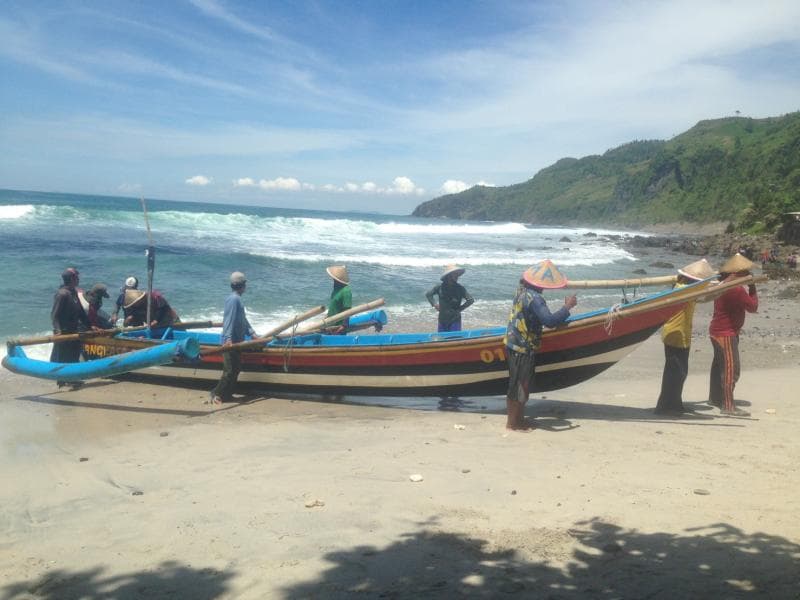 Nelayan di Pantai Menganti. (mltazam)