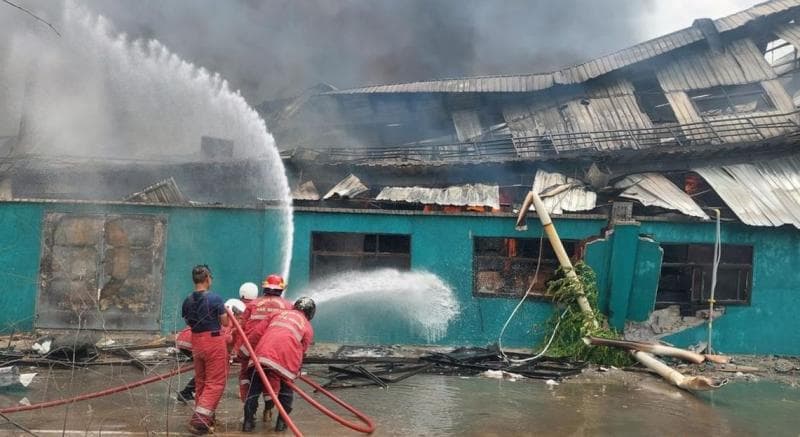 Sejumlah bangunan ludes dilahap api saat terjadi kebakaran di PT Master Kidz Indonesia di KIK. (Detik/Saktyo Dimas R)