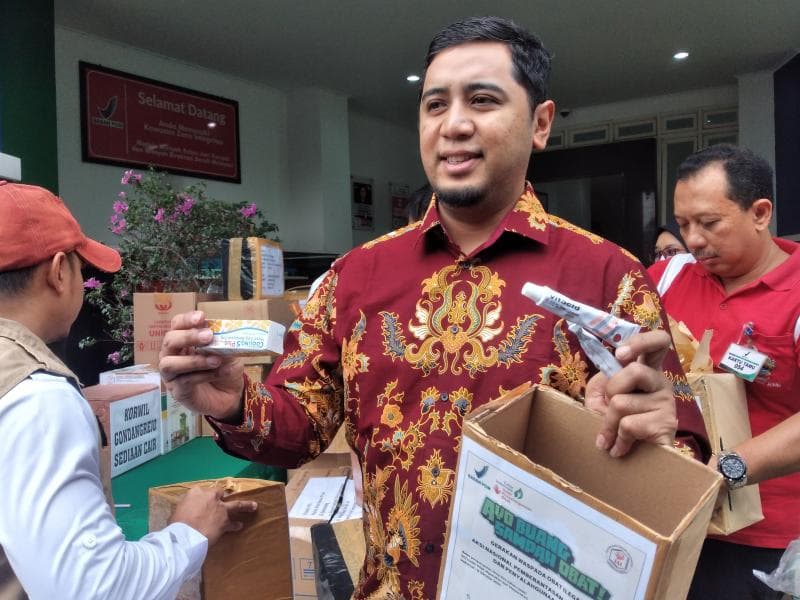 Kepala BPOM Semarang Lintang Purba Jaya&nbsp;tengah menunjukkan obat kadaluwarsa untuk dimusnahkan (Inibaru.id / Danny Adriadhi Utama)